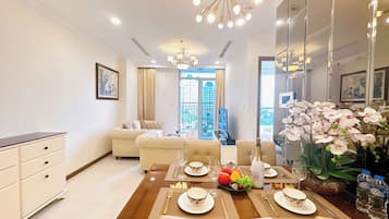 Departamento Deluxe, 1 habitación, balcón, vista a la ciudad | Área de sala de estar | Smart TV de 32 pulgadas con canales por cable y películas con cargo