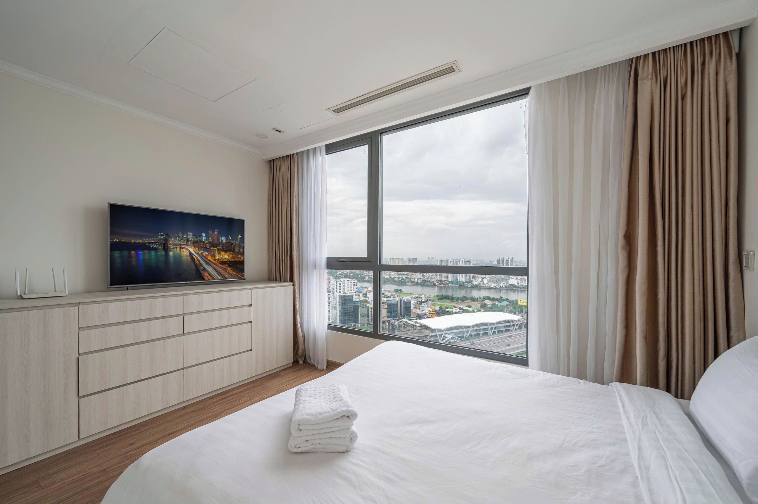 Superior Apartment, 4 Bedrooms, Ensuite, City View | Television