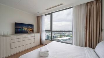 Superior Apartment, 4 Bedrooms, Ensuite, City View | Television
