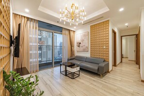 Appartement Confort, 3 chambres, balcon, vue sur la ville | Aire de séjour | Téléviseur connecté de 32 po avec télévision par câble, films payants