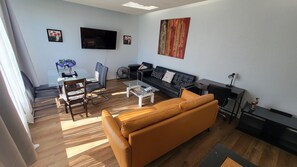 TV -  3 Bedroom House Near Calgary Airport and Downtown (Calgary)