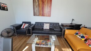 TV -  3 Bedroom House Near Calgary Airport and Downtown (Calgary)