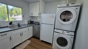 Een magnetron, een oven, een kookplaat, een vaatwasser