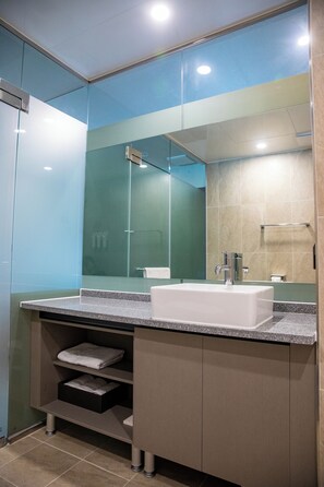 In-room safe, desk, blackout curtains, soundproofing - Hotel fox arthall (Daegu)
