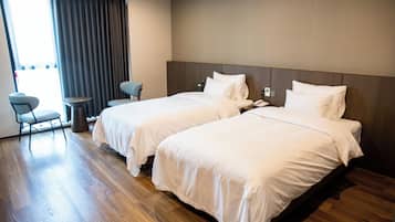 Deluxe Twin kamer, uitzicht op de stad | Een kluis op de kamer, een bureau, verduisterende gordijnen