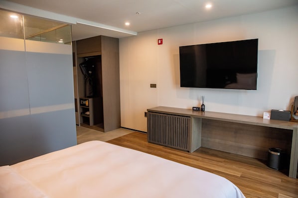 In-room safe, desk, blackout curtains, soundproofing - Hotel fox arthall (Daegu)