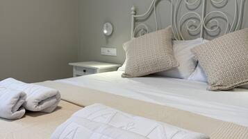 Tabla de planchar con plancha, wifi gratis, ropa de cama