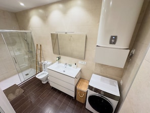 Shower, hair dryer, towels