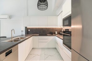 Fridge, oven, stovetop, dishwasher