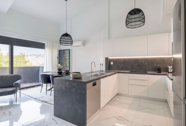 Fridge, oven, stovetop, dishwasher