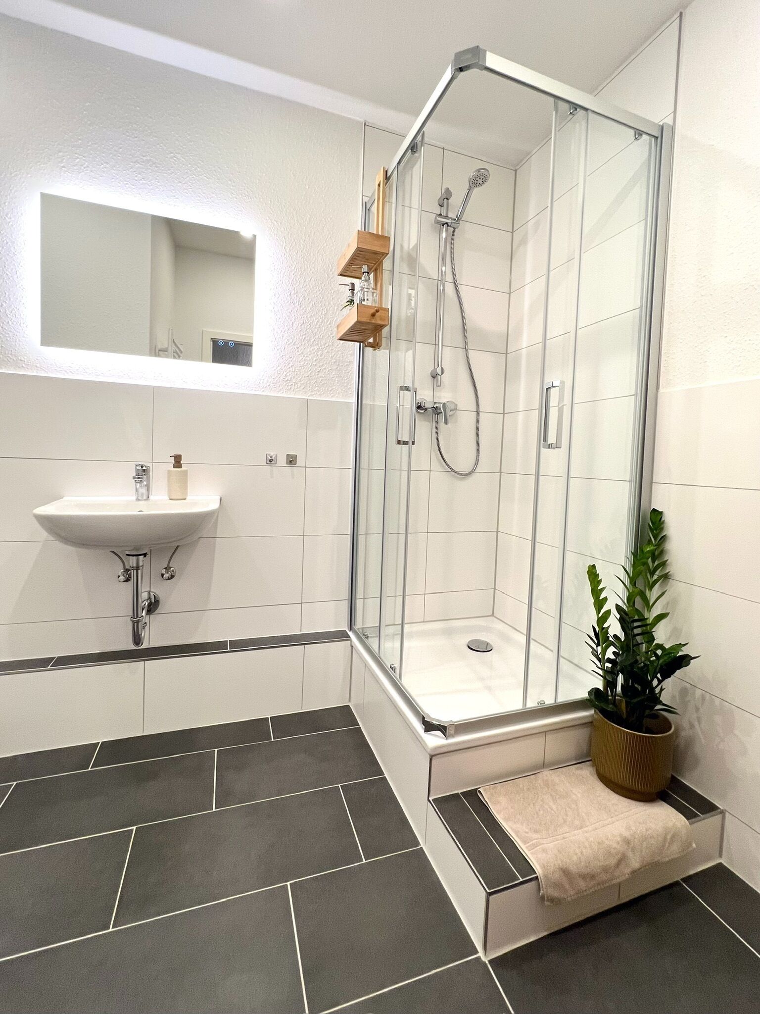 Dusche, kostenlose Toilettenartikel, Haartrockner, Handtücher