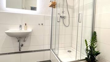 Dusche, kostenlose Toilettenartikel, Haartrockner, Handtücher