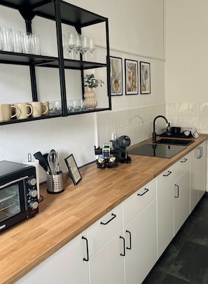 Réfrigérateur, lave-vaisselle, cafetière-théière, bouilloire électrique