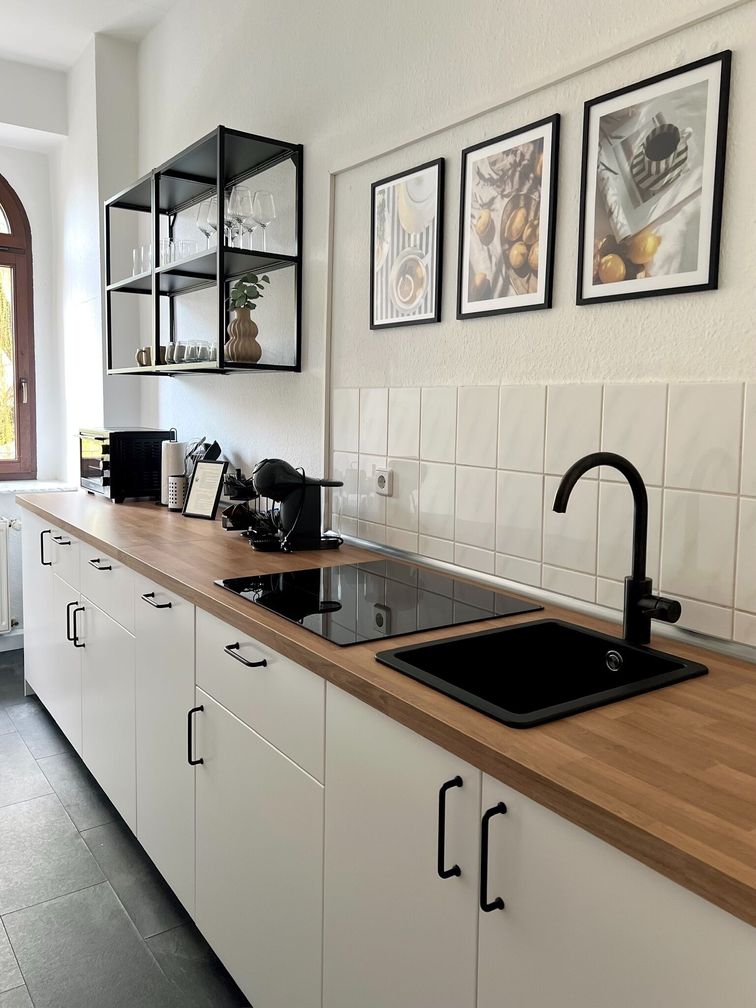 Kühlschrank, Geschirrspüler, Wasserkocher mit Kaffee-/Teezubehör