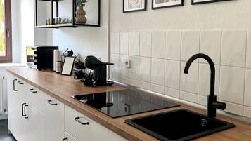 Kühlschrank, Geschirrspüler, Wasserkocher mit Kaffee-/Teezubehör