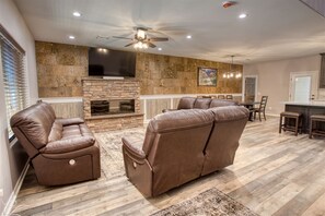TV, fireplace - Family Forest Retreat (Pinetop Country Club)