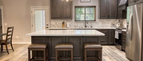 Frigorífico, horno, lavavajillas y cafetera o tetera