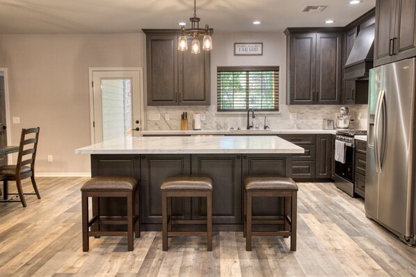 Kühlschrank, Ofen, Geschirrspüler, Wasserkocher mit Kaffee-/Teezubehör