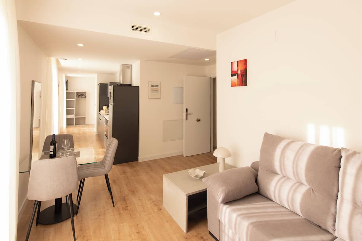 Escritorio, espacio para trabajar con laptop y wifi gratis