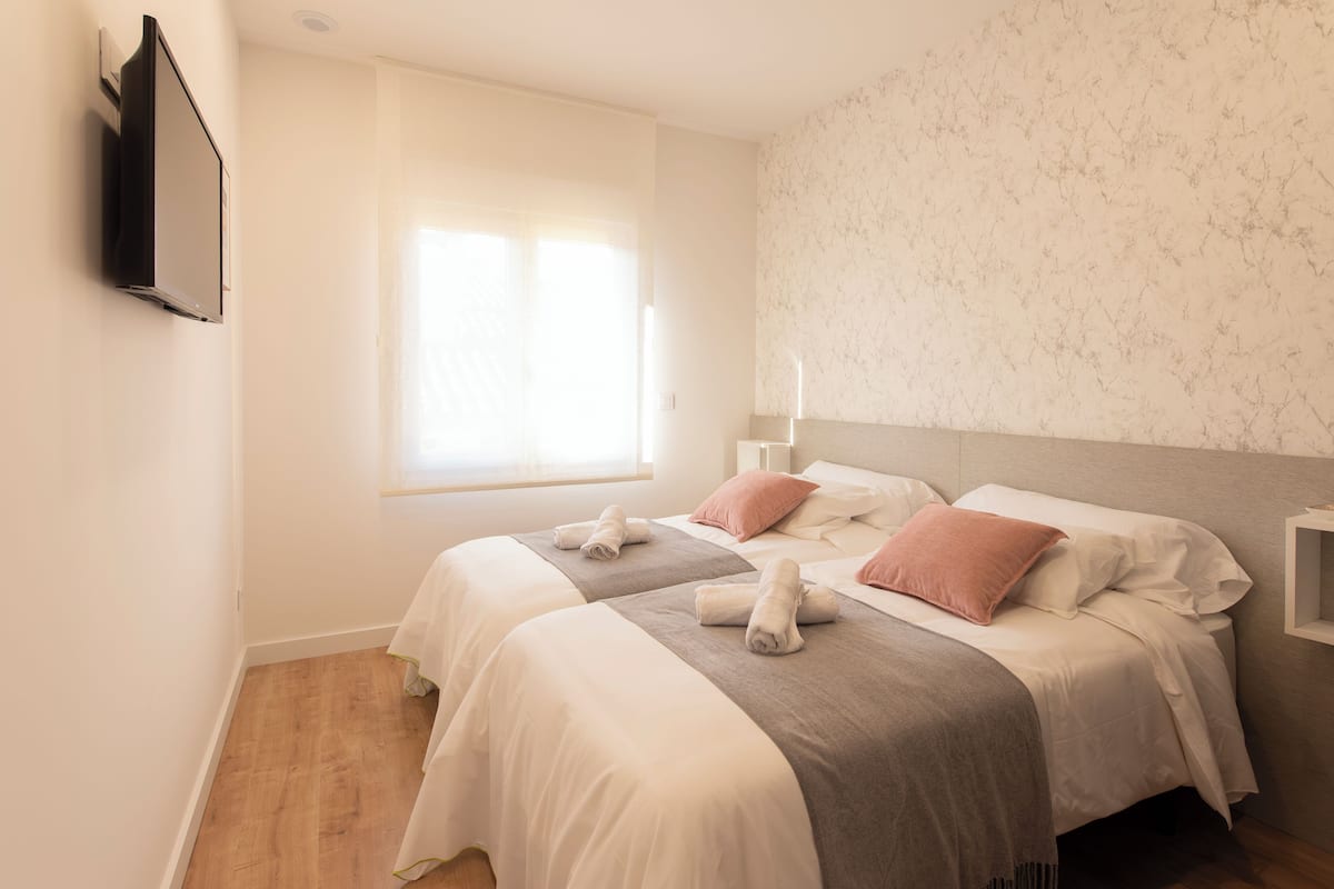 Escritorio, espacio para trabajar con laptop y wifi gratis