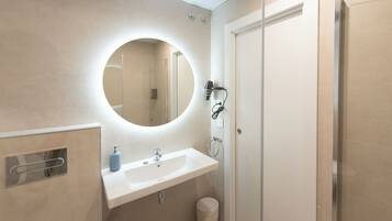 Departamento Confort, vista a la ciudad | Baño | Regadera, secadora de cabello, toallas, jabón