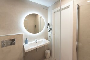 Comfort Apartment, City View | Bathroom | Shower, hair dryer, towels, soap