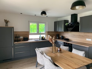Fridge, oven, stovetop, dishwasher