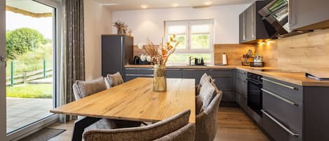 Fridge, oven, stovetop, dishwasher
