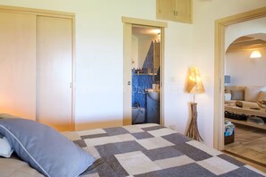 3 bedrooms, travel cot