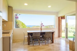 Mikrowelle, Geschirrspüler, Wasserkocher mit Kaffee-/Teezubehör, Toaster