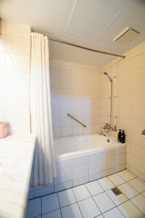 Comfort Triple Room | Bathroom