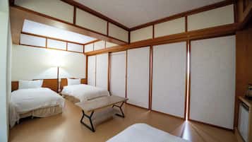 舒适三人房 | 办公桌、免费 WiFi