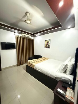 Habitación Deluxe doble, balcón | Escritorio y wifi gratis