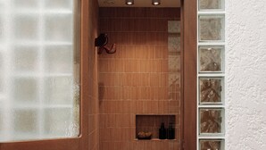 A bathroom with a wooden wall, a glass partition, and a tiled floor. - Villa Honorée - Plage des Bourdaines (Seignosse)