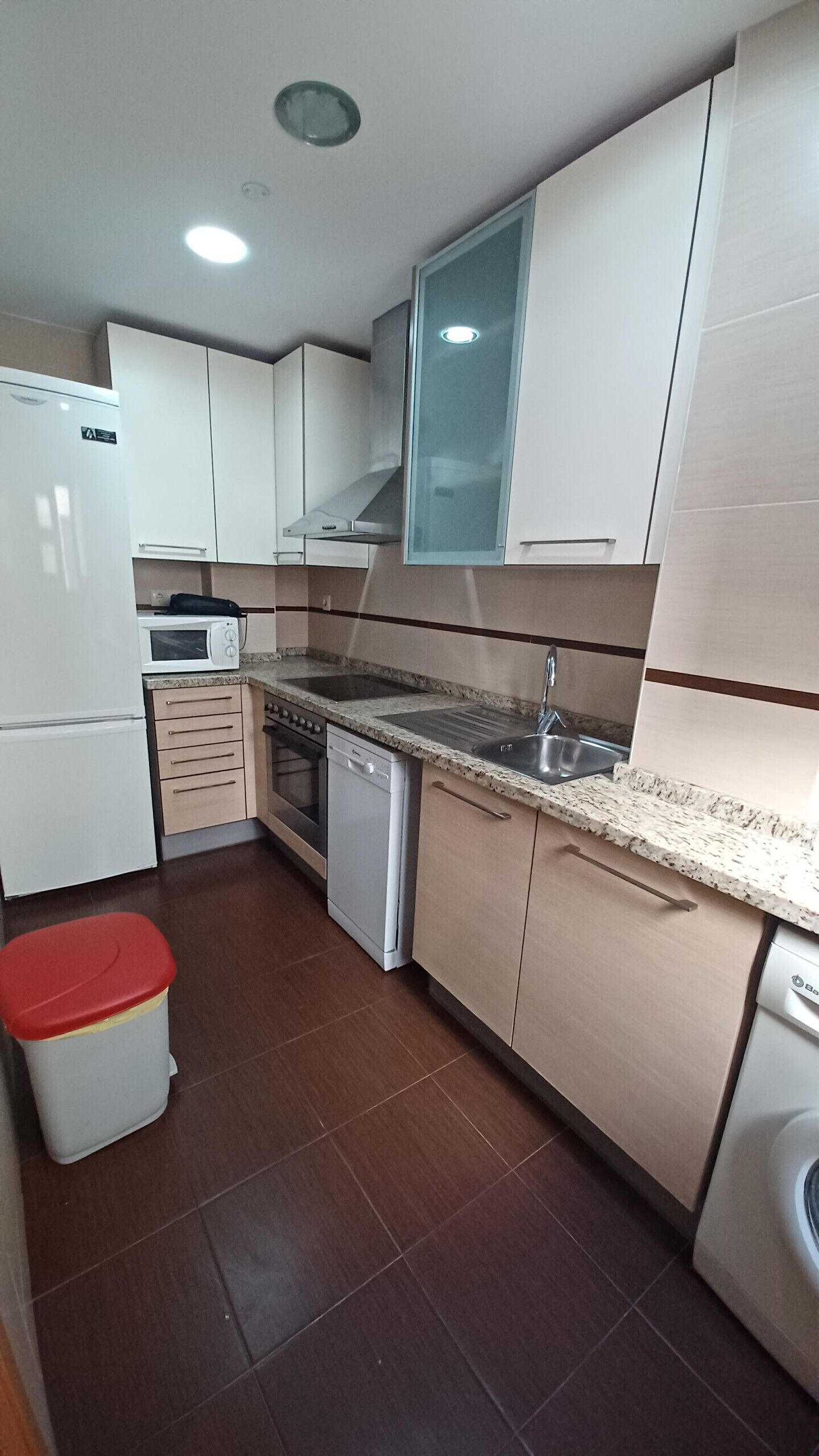 Kühlschrank, Mikrowelle, Ofen, Geschirrspüler