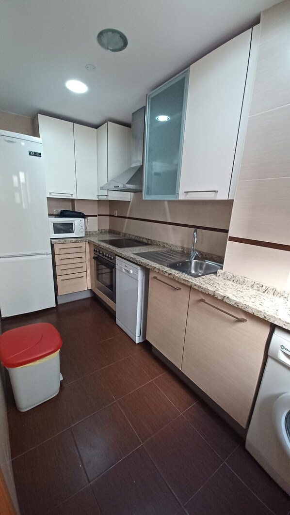 Kühlschrank, Mikrowelle, Ofen, Geschirrspüler