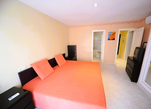 3 bedrooms, iron/ironing board, bed sheets