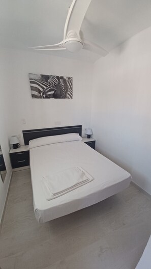 Iron/ironing board, bed sheets