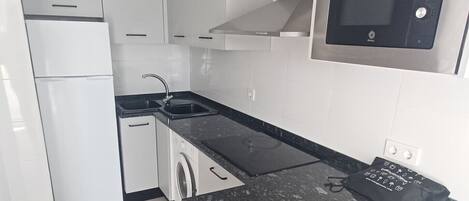 Réfrigérateur, micro-ondes, cafetière/bouilloire