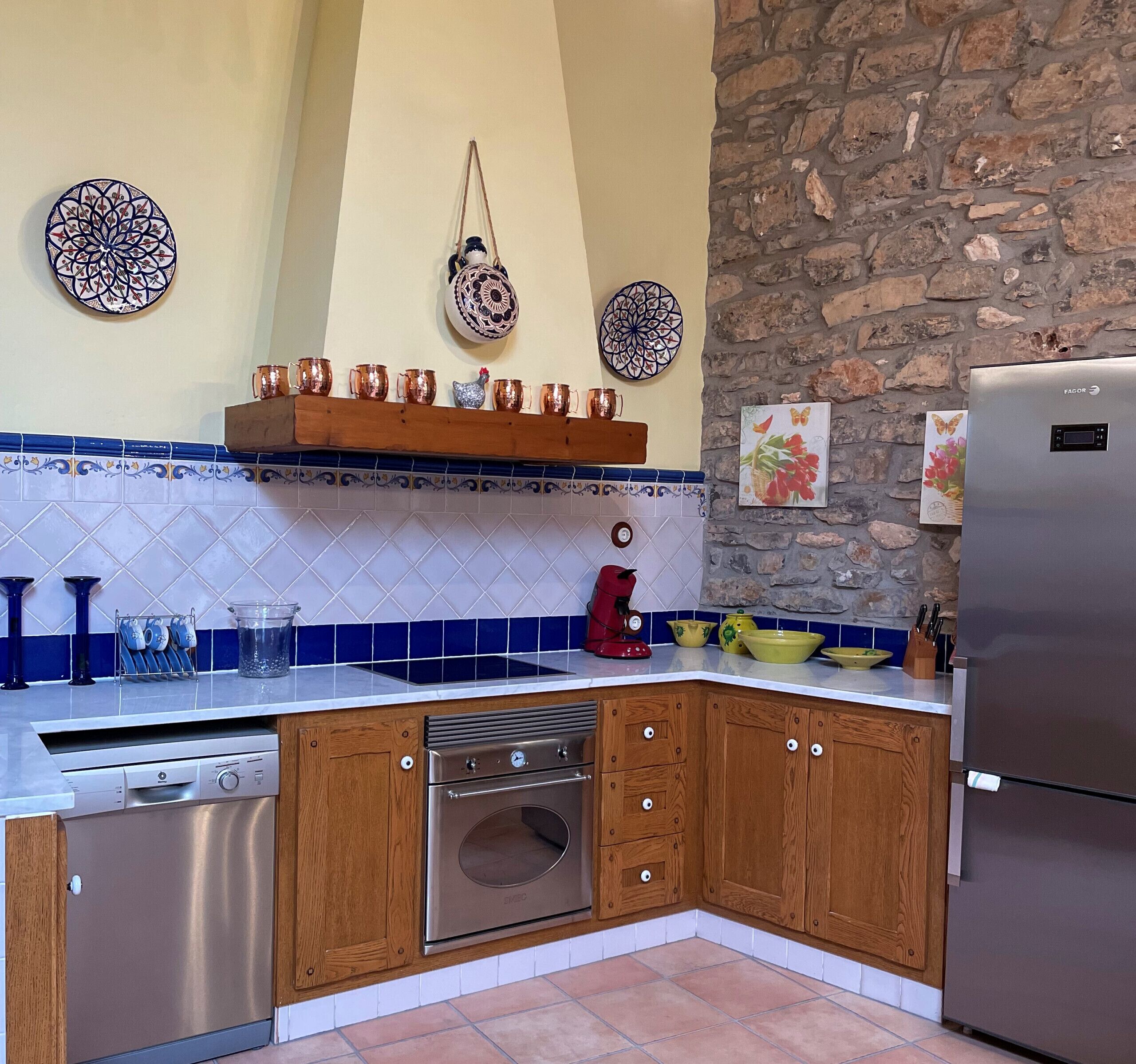 Een koelkast, een magnetron, een oven, een vaatwasser