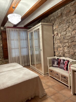 3 bedrooms, iron/ironing board, bed sheets