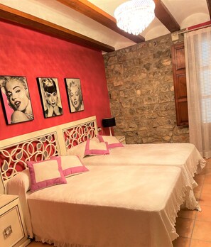 3 bedrooms, iron/ironing board, bed sheets