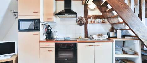 Réfrigérateur, micro-ondes, four, plaque de cuisson