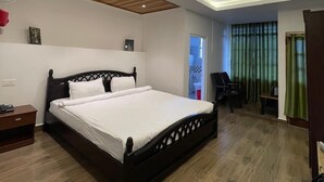 Un dormitorio moderno con una cama grande, techo de madera e iluminación empotrada.