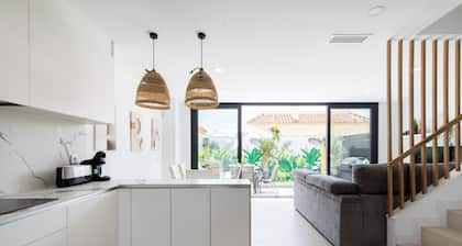 Luxury Townhouse with Infinity Pool & Ocean Views