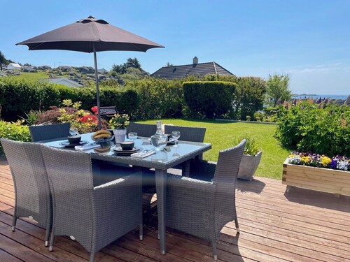 Sandve, spacious apartment, in quiet neighborhood. Sea view.