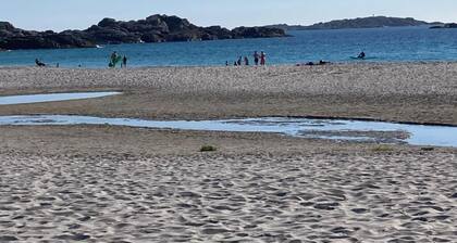 Sandve, spacious apartment, in quiet neighborhood. Sea view.