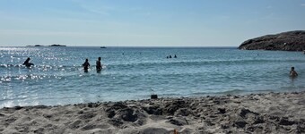 Sandve, spacious apartment, in quiet neighborhood. Sea view.