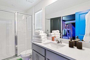 Douche, sèche-cheveux, serviettes fournies
