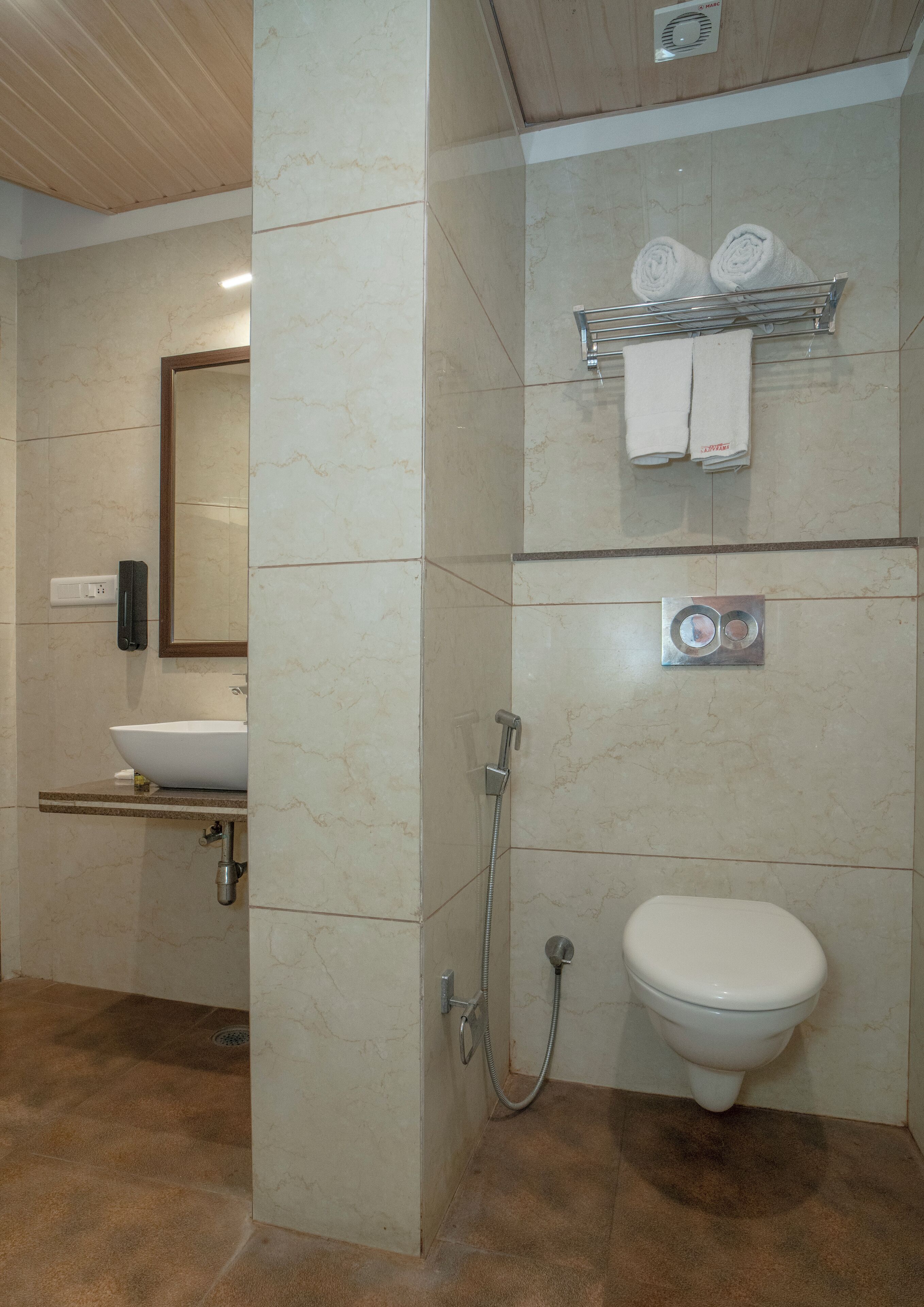 Ein modernes Badezimmer mit Waschbecken, Toilette und Dusche.